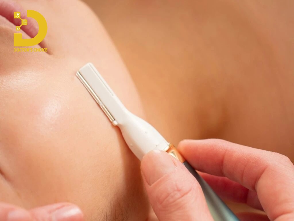 Sử dụng dao cạo là một trong những cách triệt lông mép phổ biến nhất