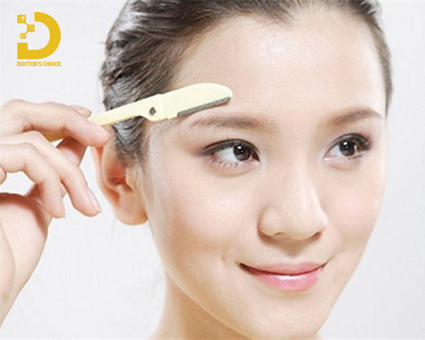 Cạo lông mày bằng dao cạo là phương pháp truyền thống được nhiều chị em lựa chọn
