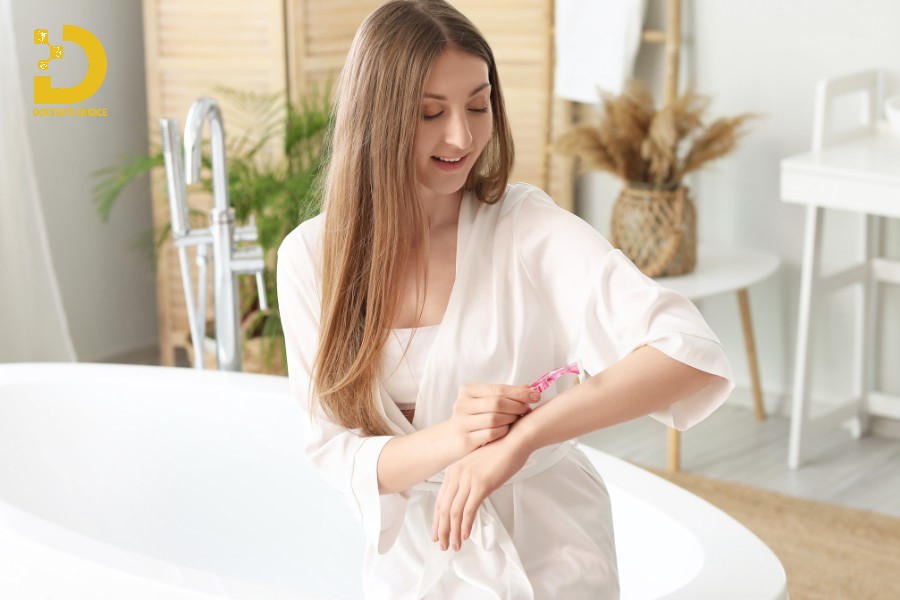 Cạo lông là phương pháp nhanh chóng và tiện lợi nhất để loại bỏ lông tay