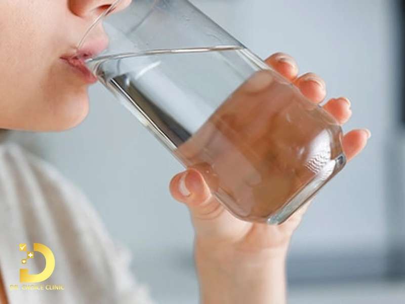 Uống đủ nước để hỗ trợ thải độc và cân bằng da
