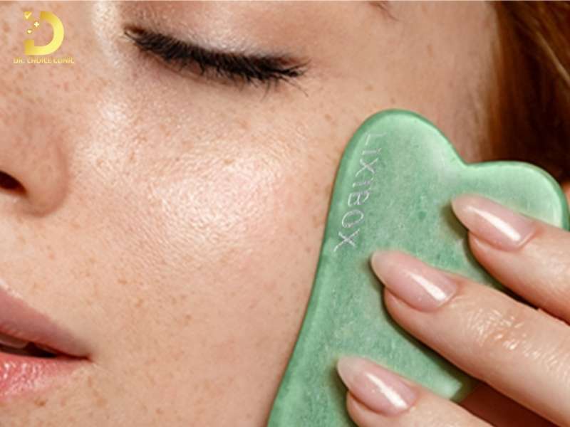 Massage bằng đá Gua Sha và thanh lăn ngọc bích 