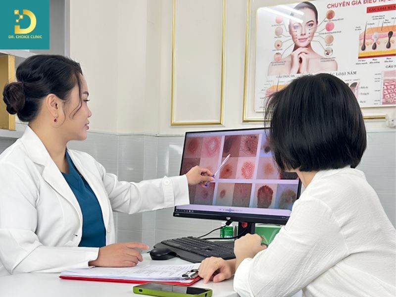Viêm Da Tiếp Xúc Ánh Sáng: Nguyên Nhân, Triệu Chứng, Chẩn Đoán Và Điều Trị 16 Thăm khám bệnh viêm da tiếp xúc ánh sáng tại Dr Choice Clinic
