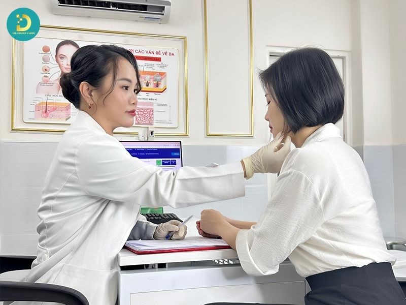 Viêm Da Tiết Bã Nhờn: Nguyên Nhân, Triệu Chứng Và Cách Điều Trị 11 Các bác sĩ tại Dr Choice Clinic đang khám da cho bệnh nhân