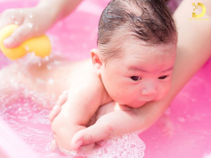 Rôm Sảy: Nguyên Nhân, Triệu Chứng, Cách Điều Trị Và Phòng Ngừa 11 Trẻ nhỏ là nhóm dễ mắc rôm sảy nhất nên cần được chăm sóc đặc biệt