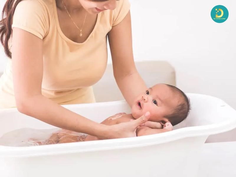Các Bệnh Ngoài Da Ở Trẻ Em Thường Gặp Và Cách Xử Lý, Phòng Ngừa 18 Làm sạch cho trẻ da đúng cách để hạn chế kích ứng