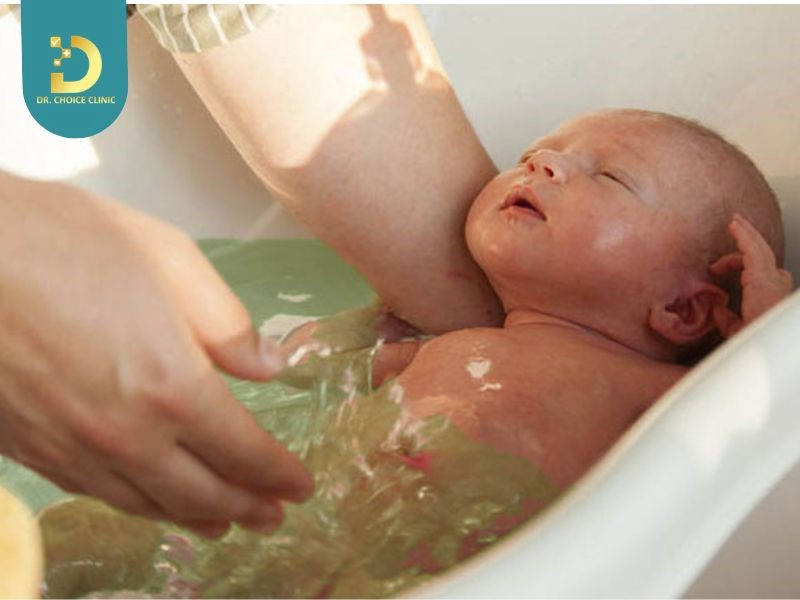 Trẻ Bị Rôm Sảy Tắm Lá Gì? Lưu Ý Điều Trị An Toàn 11 Tắm lá giúp làm mát da và giảm ngứa hiệu quả.