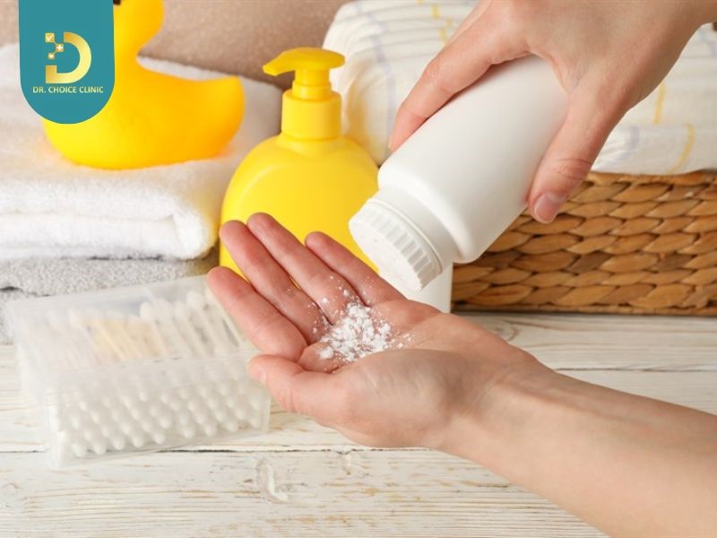 Trẻ Bị Rôm Sảy Tắm Lá Gì? Lưu Ý Điều Trị An Toàn 13 Phấn rôm ngày nay ít được khuyến khích vì có thể gây bít tắc lỗ chân lông